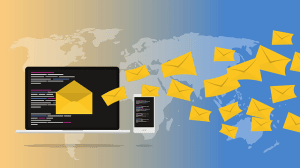 Illustration numérique d'un ordinateur portable et d'un smartphone affichant du code, entourés d'enveloppes jaunes symbolisant un logiciel d'emailing, avec une carte du monde en arrière-plan.